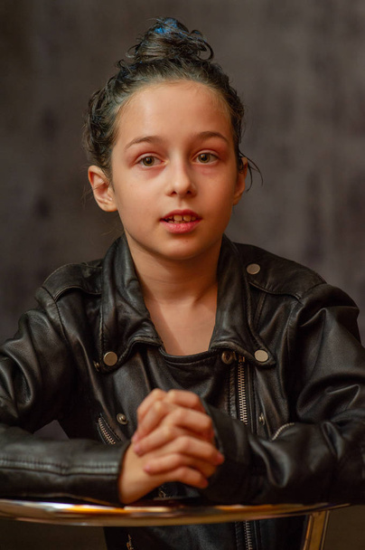 Retrato de una niña de nueve años. Adolescente con mechones azules en el pelo. Una serie de fotos de una niña de 8 o 9 años
 - Foto, Imagen