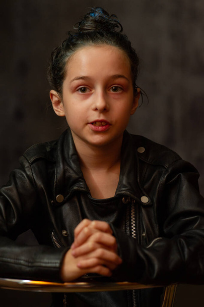 Πορτρέτο εννιάχρονου κοριτσιού. Έφηβος με μπλε τούφες στα μαλλιά. Σειρά φωτογραφιών ενός κοριτσιού 8 ή 9 ετών - Φωτογραφία, εικόνα