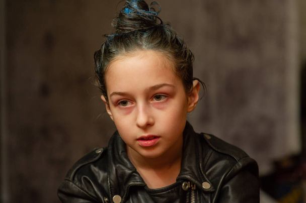 Portret dziewięcioletniej dziewczynki. Nastolatka z niebieskimi nitkami na włosach. Seria zdjęć dziewczynki w wieku 8 lub 9 lat - Zdjęcie, obraz