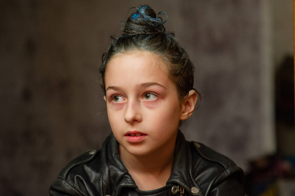 Πορτρέτο εννιάχρονου κοριτσιού. Έφηβος με μπλε τούφες στα μαλλιά. Σειρά φωτογραφιών ενός κοριτσιού 8 ή 9 ετών - Φωτογραφία, εικόνα