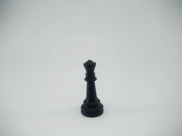 Μαύρο πλαστικό κομμάτι βασίλισσα σκάκι απομονώνονται σε λευκό φόντο - Φωτογραφία, εικόνα