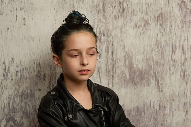 Ritratto di bambina di nove anni. Adolescente con ciocche blu sui capelli. Una serie di foto di una ragazza di 8 o 9 anni
 - Foto, immagini