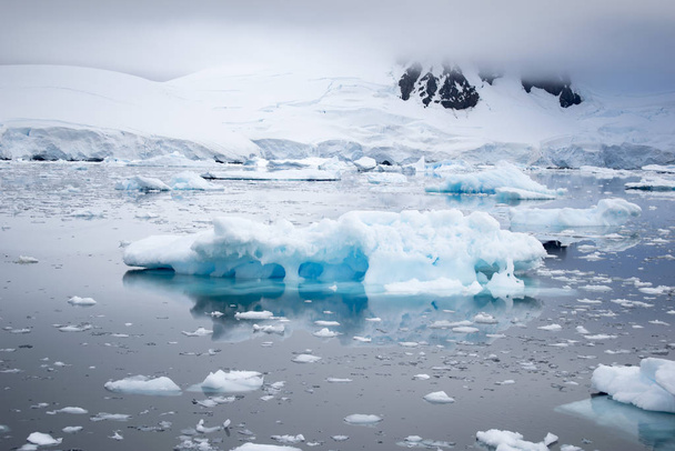 Opwarming van de aarde - IJsbergen op Antarctisch schiereiland, Antarctica - Foto, afbeelding