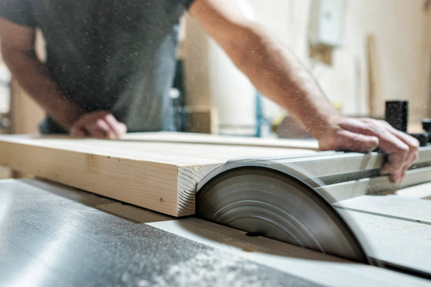 Homem branco carpinteiro corte de madeira com serra circular criando novos móveis - Foto, Imagem