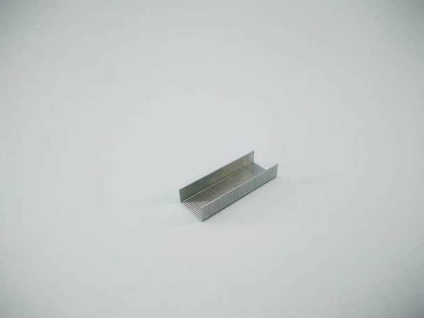 Grapas de plata clip de oficina equipo estacionario aislado sobre un fondo blanco
 - Foto, Imagen