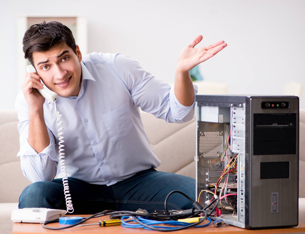 Cliente enojado tratando de reparar el ordenador con soporte telefónico - Foto, Imagen