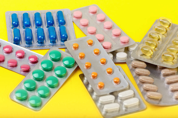 színes gyógyszerészeti gyógyszerek és gyógyszeres tabletták csomagolásban - Fotó, kép