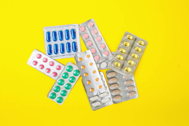 gyógyszeres gyógyszerek és gyógyszeres tabletták csoportja csomagolásban - Fotó, kép