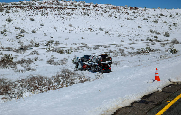 Drift del camion rimorchio vettore auto sulla strada invernale a causa della strada innevata
. - Foto, immagini