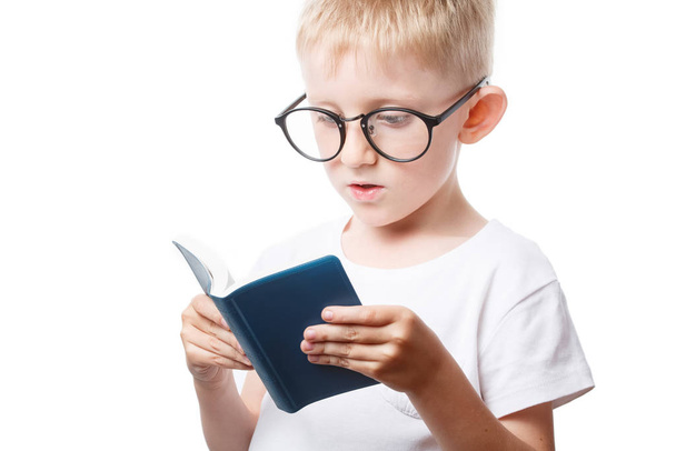 menino com óculos lendo um livro
 - Foto, Imagem