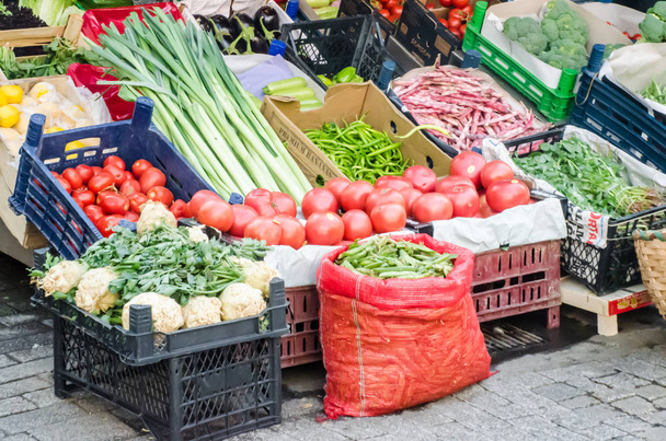Puesto de verduras y frutas en las calles de Estambul, Turquía
. - Foto, imagen