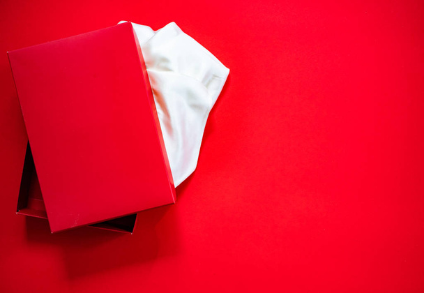 κόκκινο κουτί δώρου σε κόκκινο φόντο - του Αγίου Βαλεντίνου - Φωτογραφία, εικόνα
