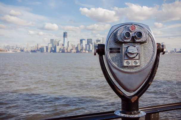 Бинокулярный зритель, телескоп и городской пейзаж Манхэттена
 - Фото, изображение