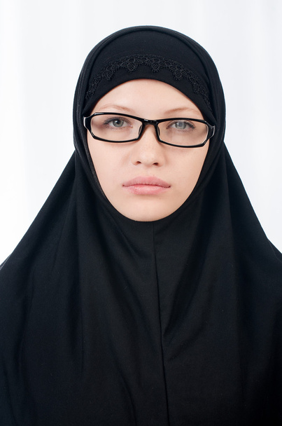 Mujer con burka musulmana aislada en blanco
 - Foto, Imagen