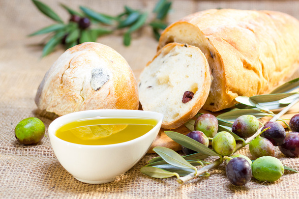 хліб чіабата з оливковою олією
. - Фото, зображення