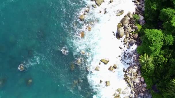 Luftaufnahme von krachenden Wellen auf Felsen Landschaft Naturblick und schöne tropische Meer mit Blick auf die Küste in der Sommersaison Aufnahmen Drohne von oben nach unten Hochwinkelblick - Filmmaterial, Video