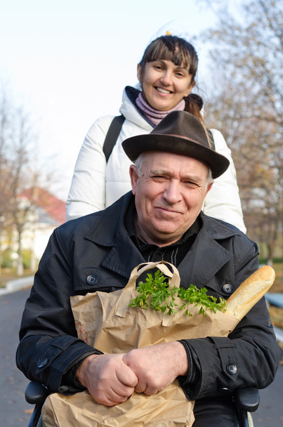 Uomo anziano sorridente con un sacchetto di generi alimentari
 - Foto, immagini