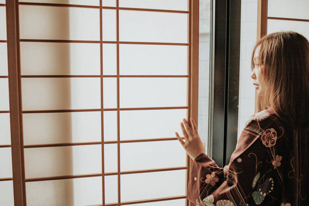 Belle fille asiatique portant Yukata tissu tradditional japonais dans le style traddition Japon dans la chambre Tatami. Visage sur le temps heureux au Japon avec espace de copie
. - Photo, image