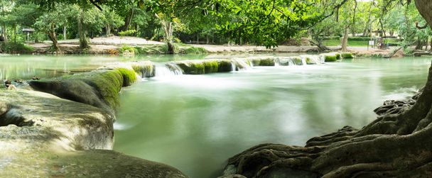 Chet Sao Noi Καταρράκτης σε τροπικό δάσος με βράχο και τυρκουάζ μπλε λίμνη έχει 7 βαθμίδες, Επτά ισοπεδωμένες πτώσεις είναι ένας από τους πιο όμορφους καταρράκτες στην Ταϊλάνδη. Εθνικό Πάρκο Namtok chet saonoi - Φωτογραφία, εικόνα