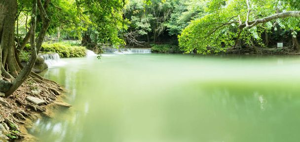 Водопад Чет Сан Ной в тропических джунглях с камнем и бирюзовым голубым прудом имеет 7 уровней, семь нивелированных водопадов являются одним из самых красивых водопадов в Таиланде. Намток-чет-Саони
 - Фото, изображение