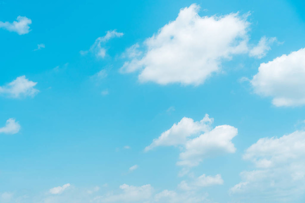 Αντιγράψτε το διάστημα μπλε του ουρανού και το λευκό σύννεφο αφηρημένο φόντο. - Φωτογραφία, εικόνα