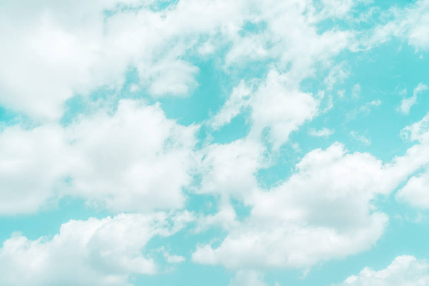 Αντιγράψτε το διάστημα μπλε του ουρανού και το λευκό σύννεφο αφηρημένο φόντο. - Φωτογραφία, εικόνα