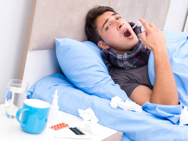 Hombre enfermo con gripe acostado en la cama - Foto, Imagen
