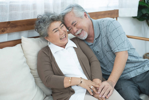Πορτρέτο του ηλικιωμένου ηλικιωμένου ασιατικού ζευγαριού ευτυχισμένοι στο σπίτι. - Φωτογραφία, εικόνα