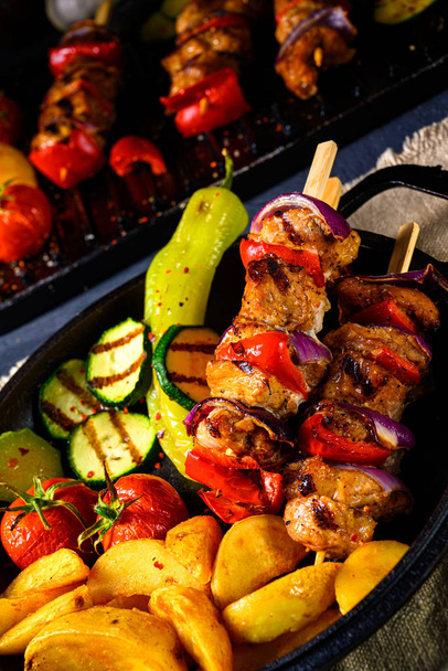 Kebab shish com vários legumes e batatas tempero país - Foto, Imagem