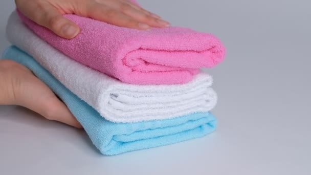 Κοντινό πλάνο των χεριών βάζοντας στοίβα με καθαρές πετσέτες μπάνιου στο σεντόνι. Room service καθαριότητα δωμάτιο ξενοδοχείου macro - Πλάνα, βίντεο