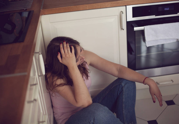 Housewife is sad in the kitchen - Φωτογραφία, εικόνα