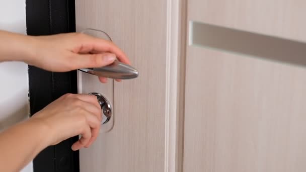 Nők kéz nyitott ajtó gomb vagy kinyitja az ajtót - Felvétel, videó