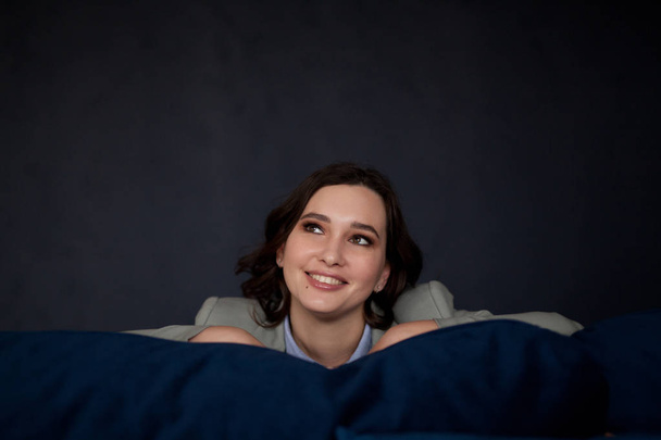 Portrait of a girl looking up on dark blue background - Foto, immagini