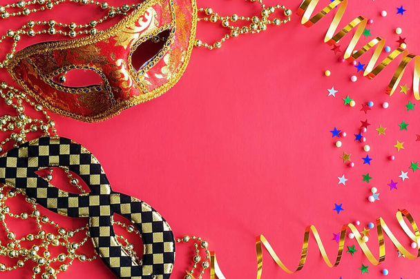 Праздничные маски с отделкой на красном фоне. Концепция карнавала, Марди Гра, бразильский карнавал, Венецианский карнавал, карнавальный костюм, весна. Плоская кладка, вид сверху, место для текста
 - Фото, изображение