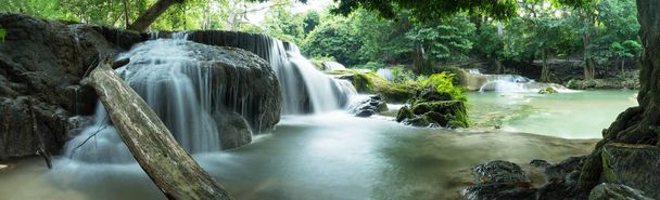 Wodospad Chet Sao Noi w tropikalnym lesie deszczowym ze skałą i turkusowym stawem ma 7 poziomów, siedem poziomych wodospadów są jednym z najpiękniejszych wodospadów w Tajlandii. Park Narodowy Namtok chet saonoi - Zdjęcie, obraz