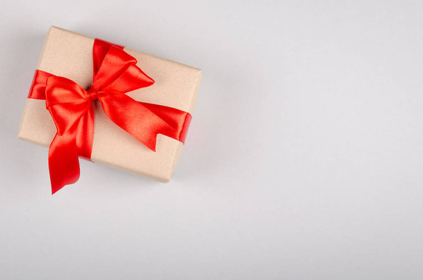 Gift box on gray background composition, present with ribbon and bow. - Foto, afbeelding