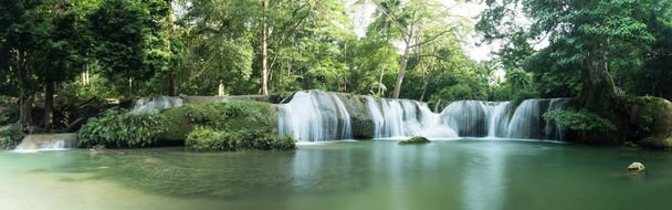 Chet Sao Noi Cascata nella foresta pluviale tropicale con roccia e laghetto blu turchese ha 7 livelli, Sette cascate livellate sono una delle più belle cascate in Thailandia. Parco nazionale Namtok chet saonoi
 - Foto, immagini