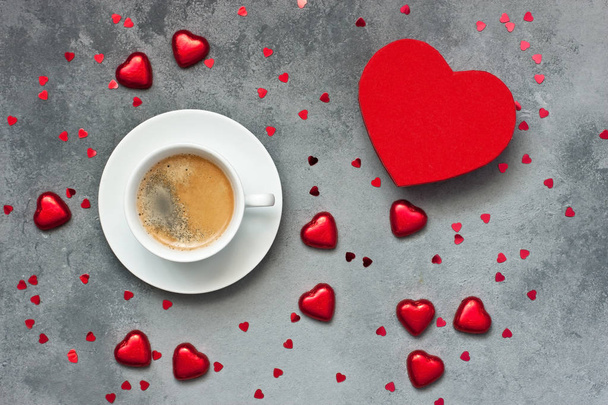 Valentijnsdag achtergrond met snoep en koffie kopje op grijze achtergrond - Foto, afbeelding