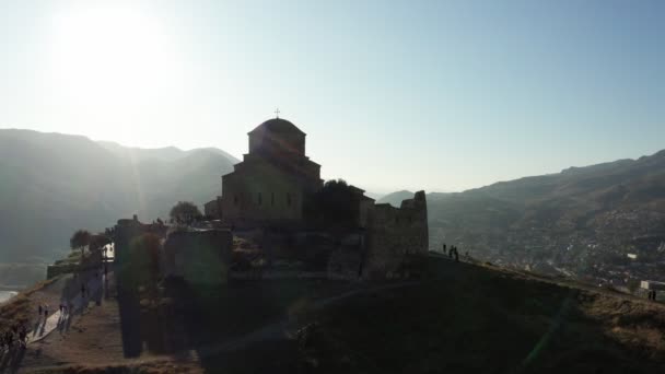 Légi kilátás a Jvari kolostor a hegy tetején Mtskheta város - Felvétel, videó