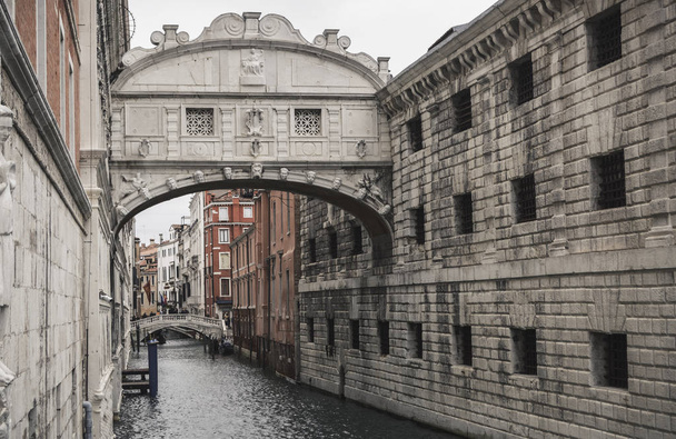 die berühmte Seufzerbrücke zwischen dem Dogenpalast und dem Gefängnis in Venedig. - Foto, Bild