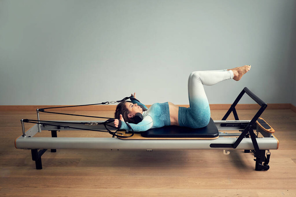 giovane donna asiatica pilates stretching sport in riformatore letto instructor ragazza in un studio
 - Foto, immagini