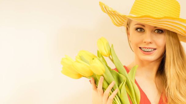 Happy young woman holding tulip bouquet - Фото, изображение