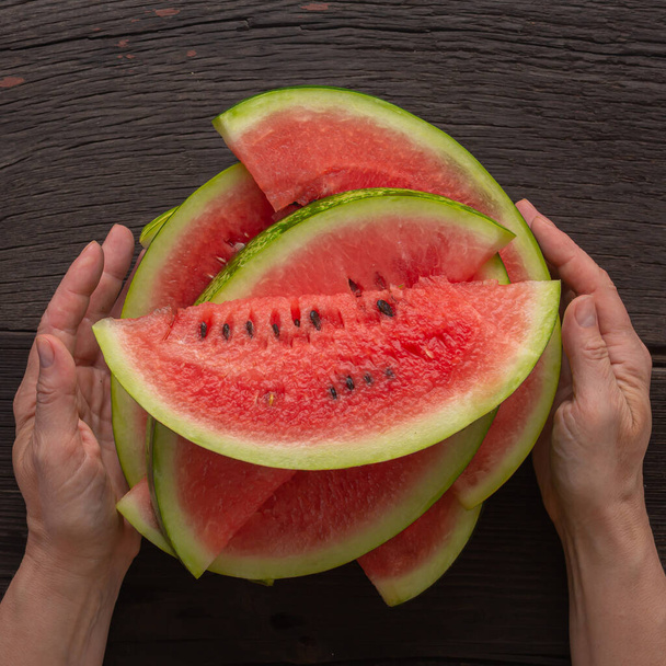 zelfgemaakte watermeloen, sappige watermeloen, meetlint, geïnfundeerd w - Foto, afbeelding