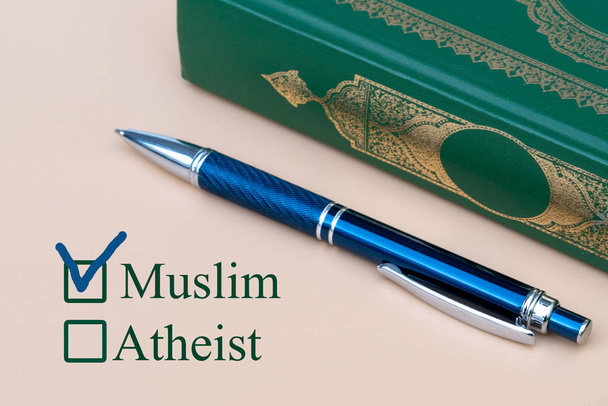 Na kusu papíru jsou napsány muslim a ateista s možností výběru. náboženství muslim nebo nevěřící zaškrtávací políčko na bílém papíru s perem. Checklis koncept - Fotografie, Obrázek