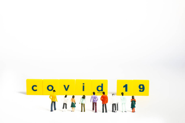 Концепція коронавірусу Covid-19 - мініатюрні фігуранти, все ще заперечують
 - Фото, зображення