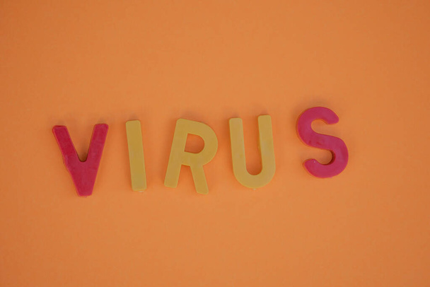 Virus isolato su sfondo arancione
 - Foto, immagini