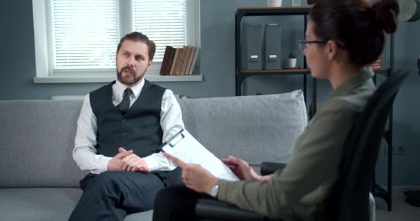 Bearded man sharing his emotional stress with psychologist - Imágenes, Vídeo