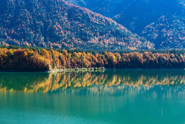 Jezioro Sylvenstein jesienią, Bad Toelz, Bawaria, Niemcy, Europa - Zdjęcie, obraz