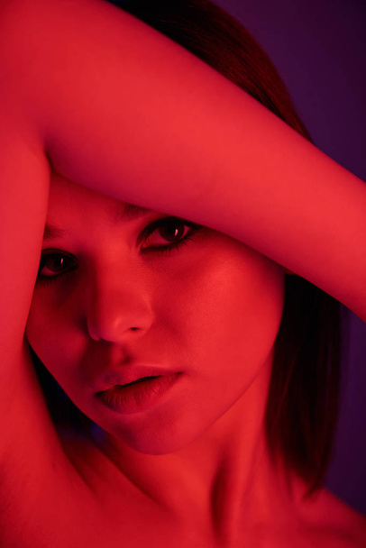 Портрет привлекательной молодой женщины с чувственными губами и дымчатыми глазами красного цвета
 - Фото, изображение