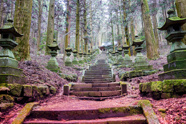 Um santuário que foi palco de uma animação silenciosamente no monte
 - Foto, Imagem